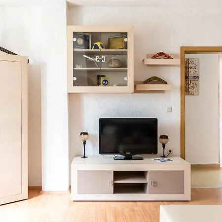 Stephanie Orange Apartment *