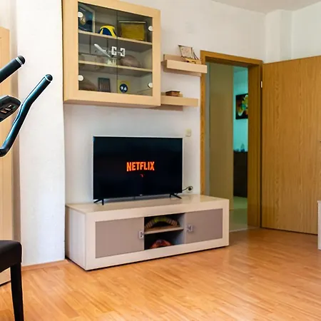 Stephanie Orange Apartment