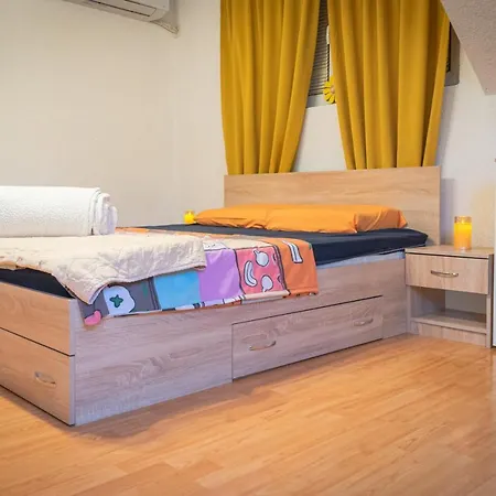 Stephanie Orange Apartment
